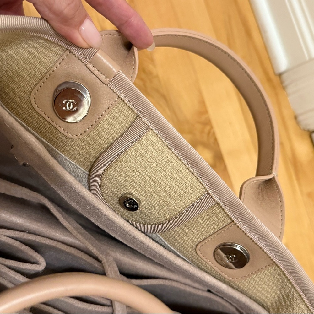 CHANEL Small Deauville Tote in beige - Picture 11 of 16